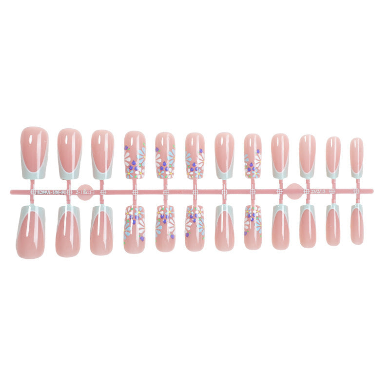 Kreatives Kunstnagelset mit floralen und glänzenden Akzenten Brehn