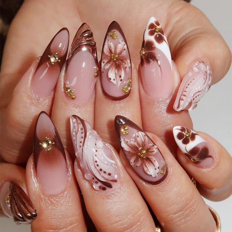 Kunstnagelset mit luxuriösen floralen 3D-Verzierungen Brehn