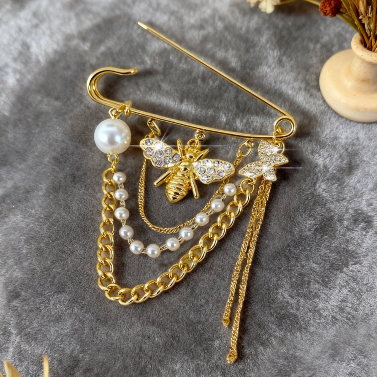 Elegante Sicherheitsnadel mit Perlen und Kristallen Brehn