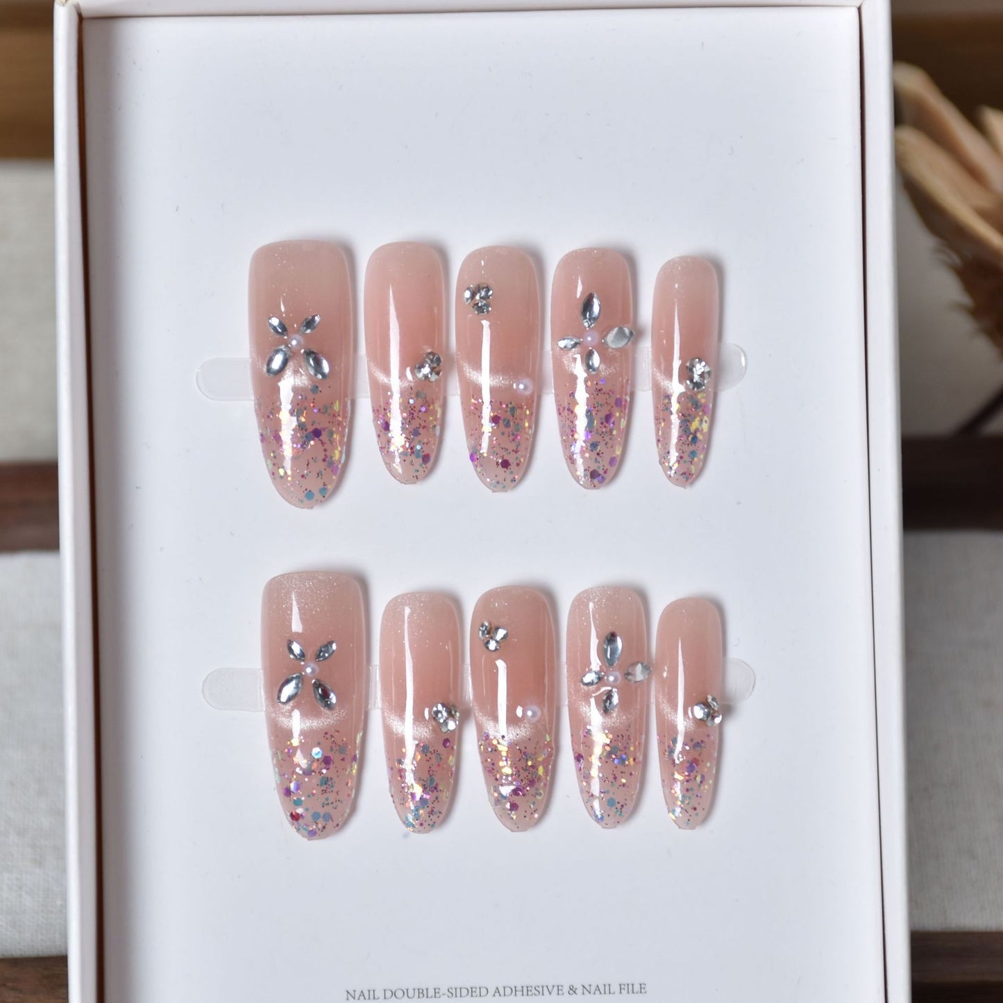 Elegantes, mit Glitzer versehenes Press-On-Nail-Design Brehn