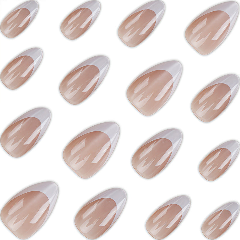 Elegantes französisches Tip Press-On Nageldesign Brehn