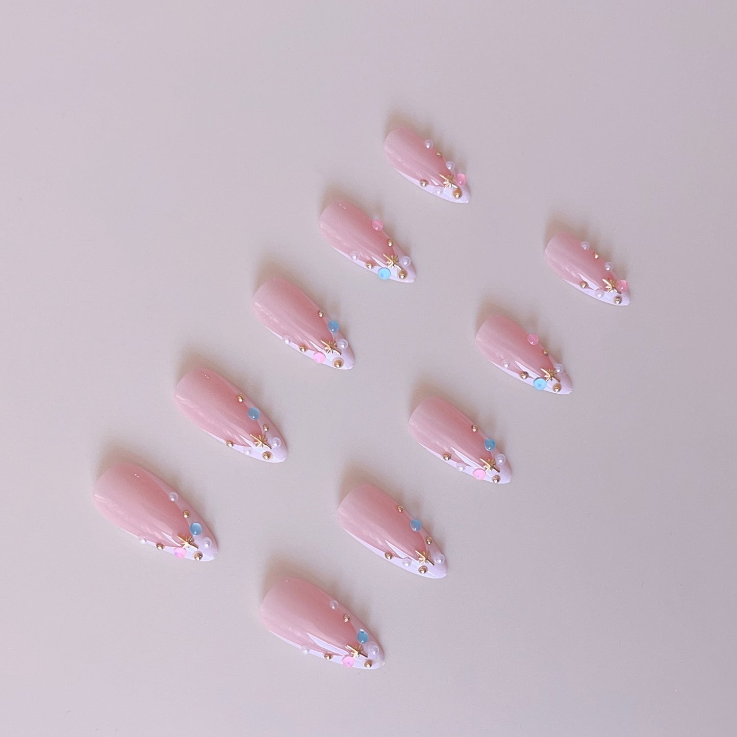 Kunstnagelset mit glamourösen 3D-Verzierungen und funkelnden Strass Brehn
