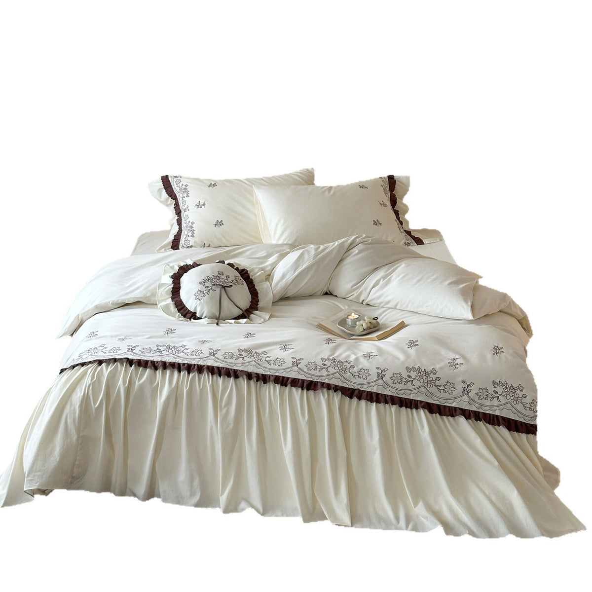 Bestickte Blumen-Satin-Bettwäsche mit Rüschensaum und dekorativen Kissenbezügen