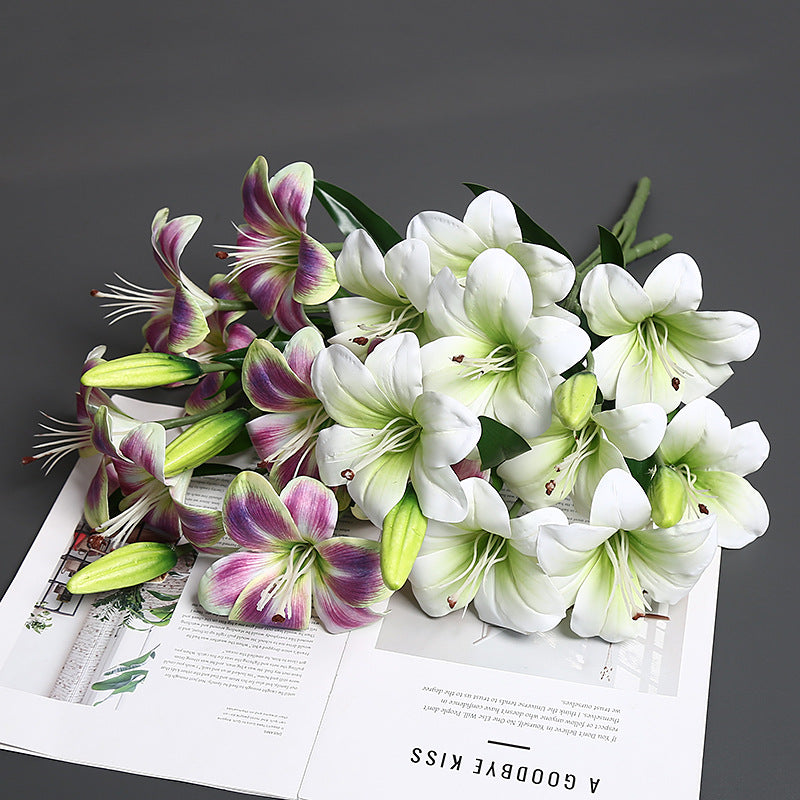Realistischer lebensnaher Lilienblumenstrauß