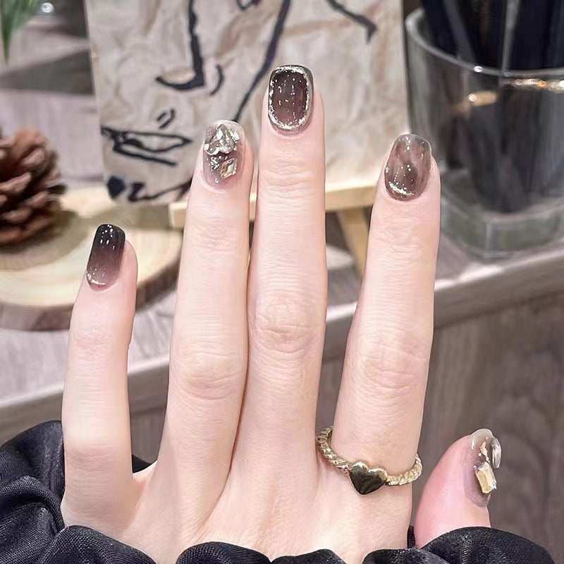 Glamouröse Nagelkunst mit Kristall-Akzenten Brehn