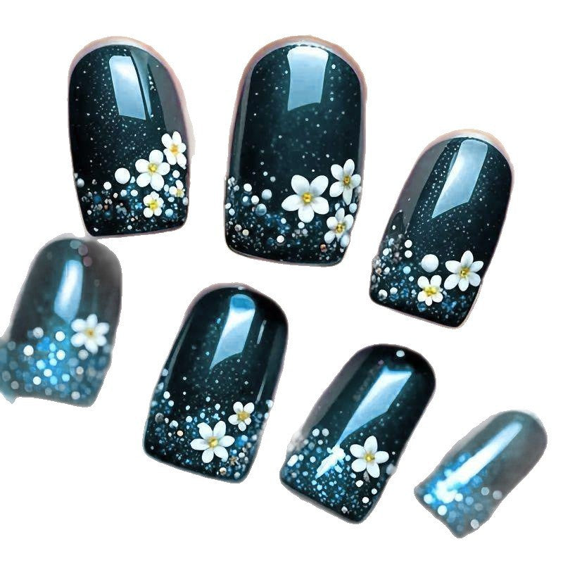 Kunstvolle Nagelspitzen mit Blütenmotiven Brehn