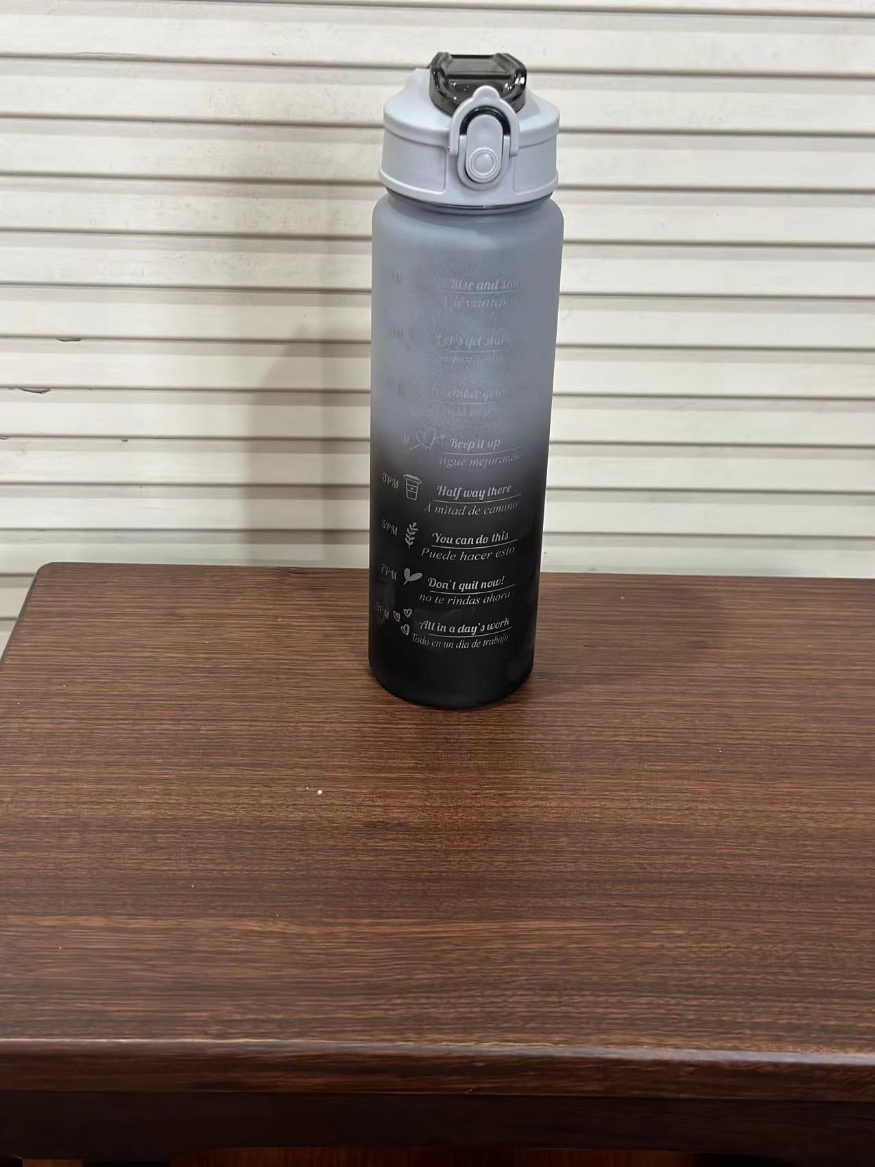 Damen Motivierende Wasserflasche mit Zeitmarkierungen Brehn