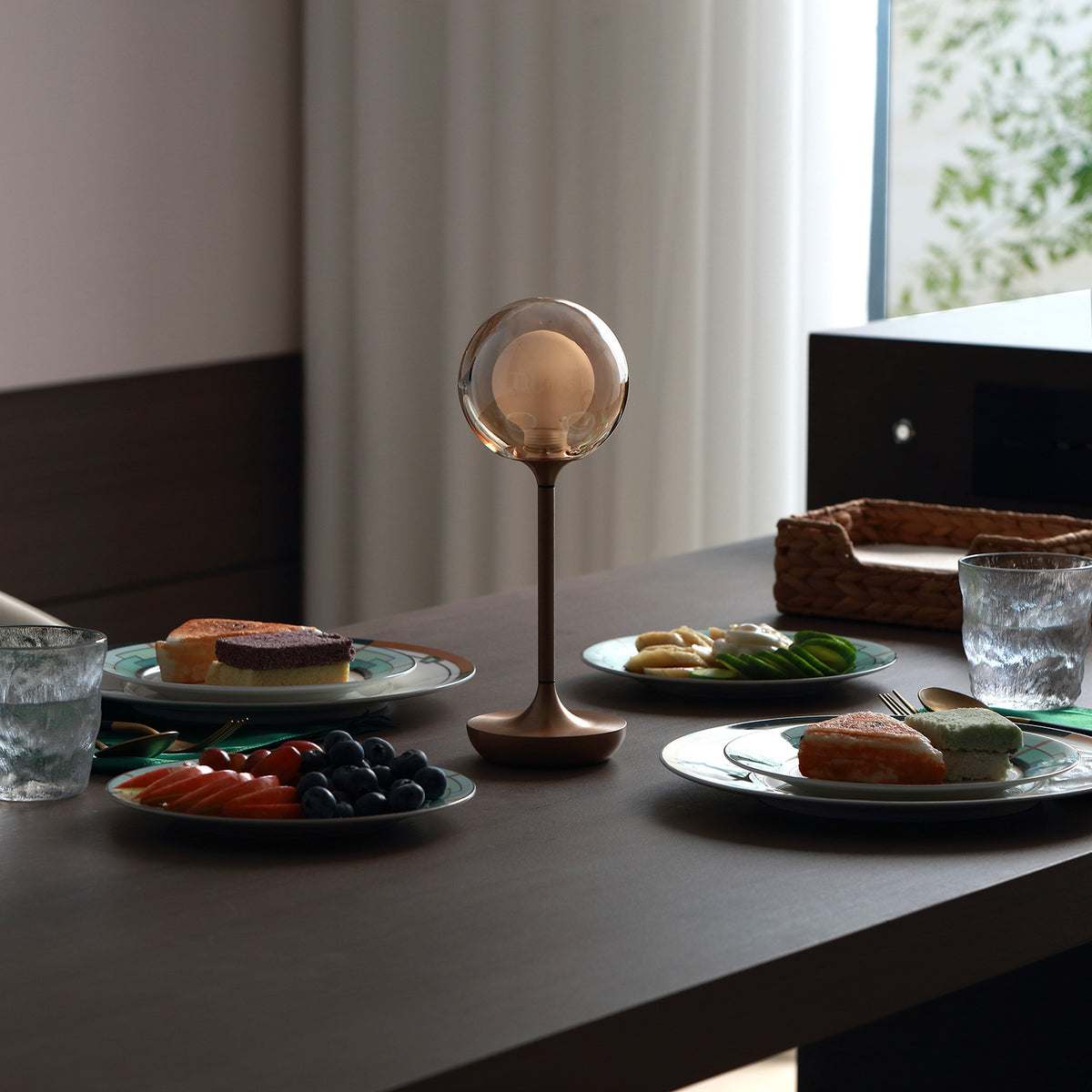 Elegante moderne Lampe für Schlafzimmer und Schreibtischbereiche
