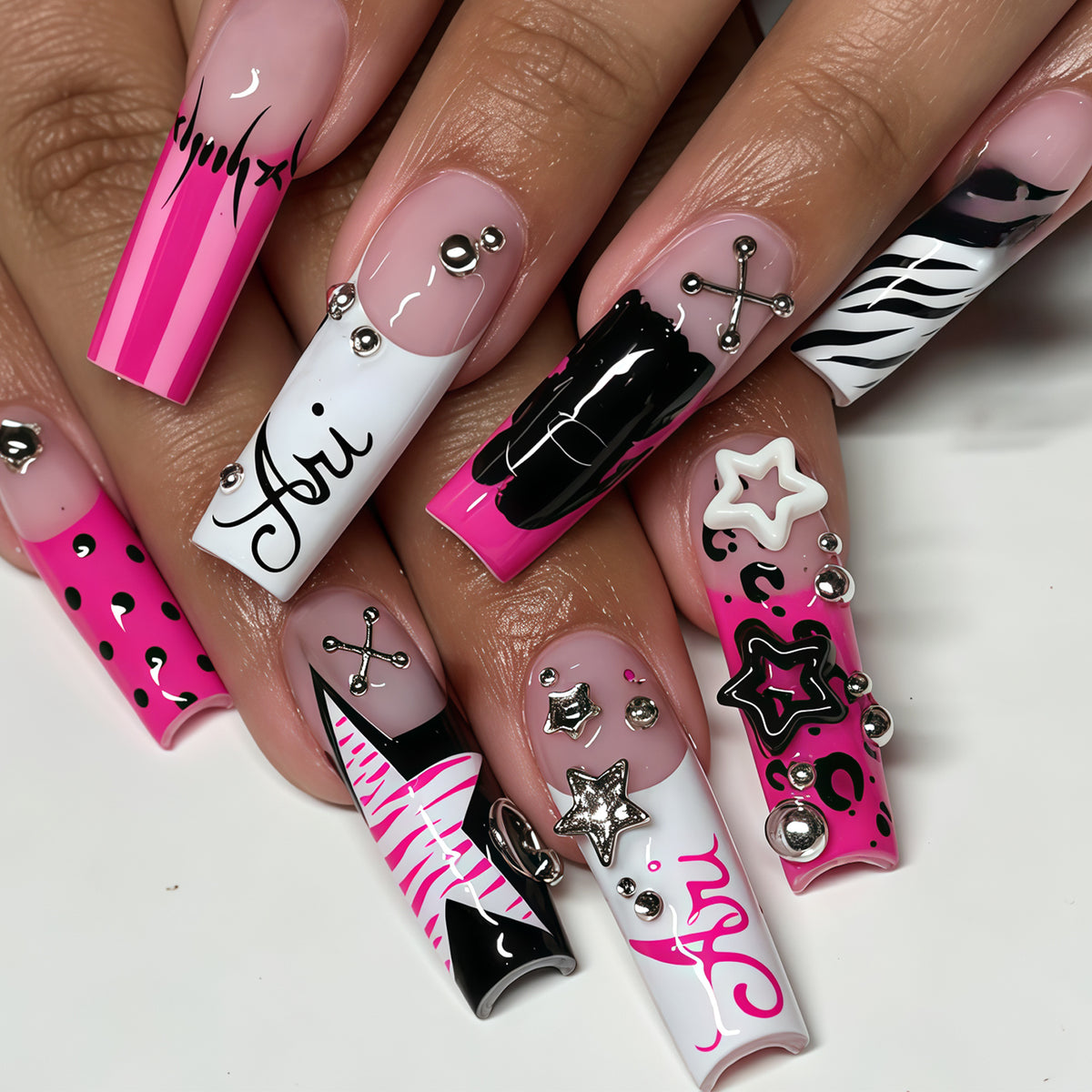 Künstlerisches Press-On-Nagelset mit stilvollen Aufklebern Brehn