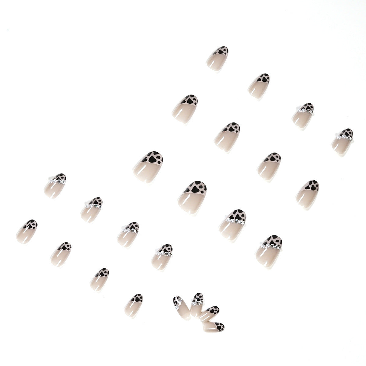 Kunstnagelset mit glamourösen Leoparden-Muster und eleganten Perlverzierungen Brehn
