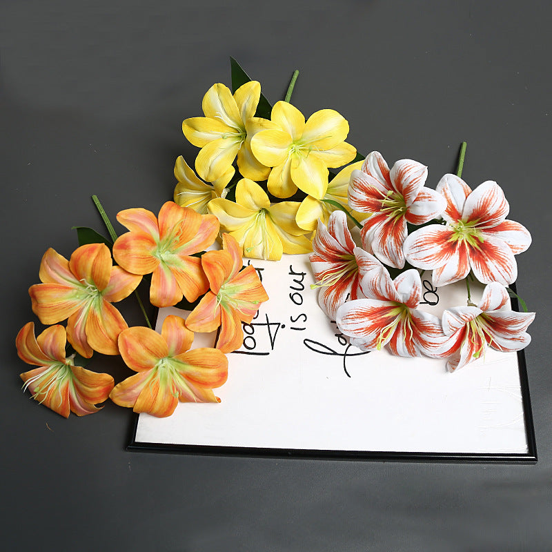 Dekoratives künstliches Blumenarrangement für Zuhause