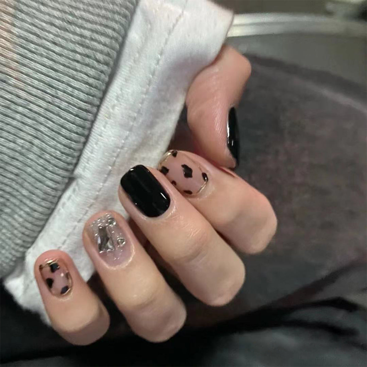 Kunstvolle Nagelkunst mit Schleifen- und Herzdesign Brehn
