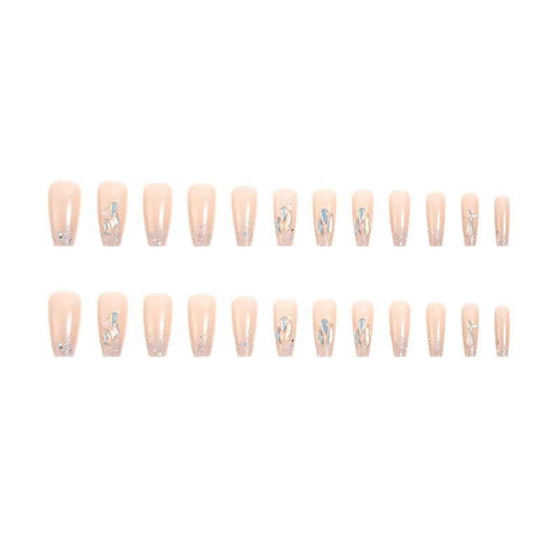 Glamouröses Kunstnagelset mit luxuriösen Glitzerelementen Brehn