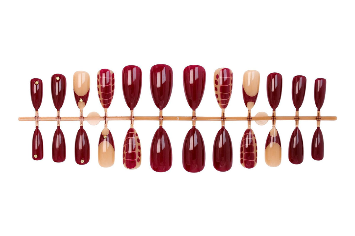 Kunstnagelset mit eleganten goldenen Akzenten und trendigem Design Brehn