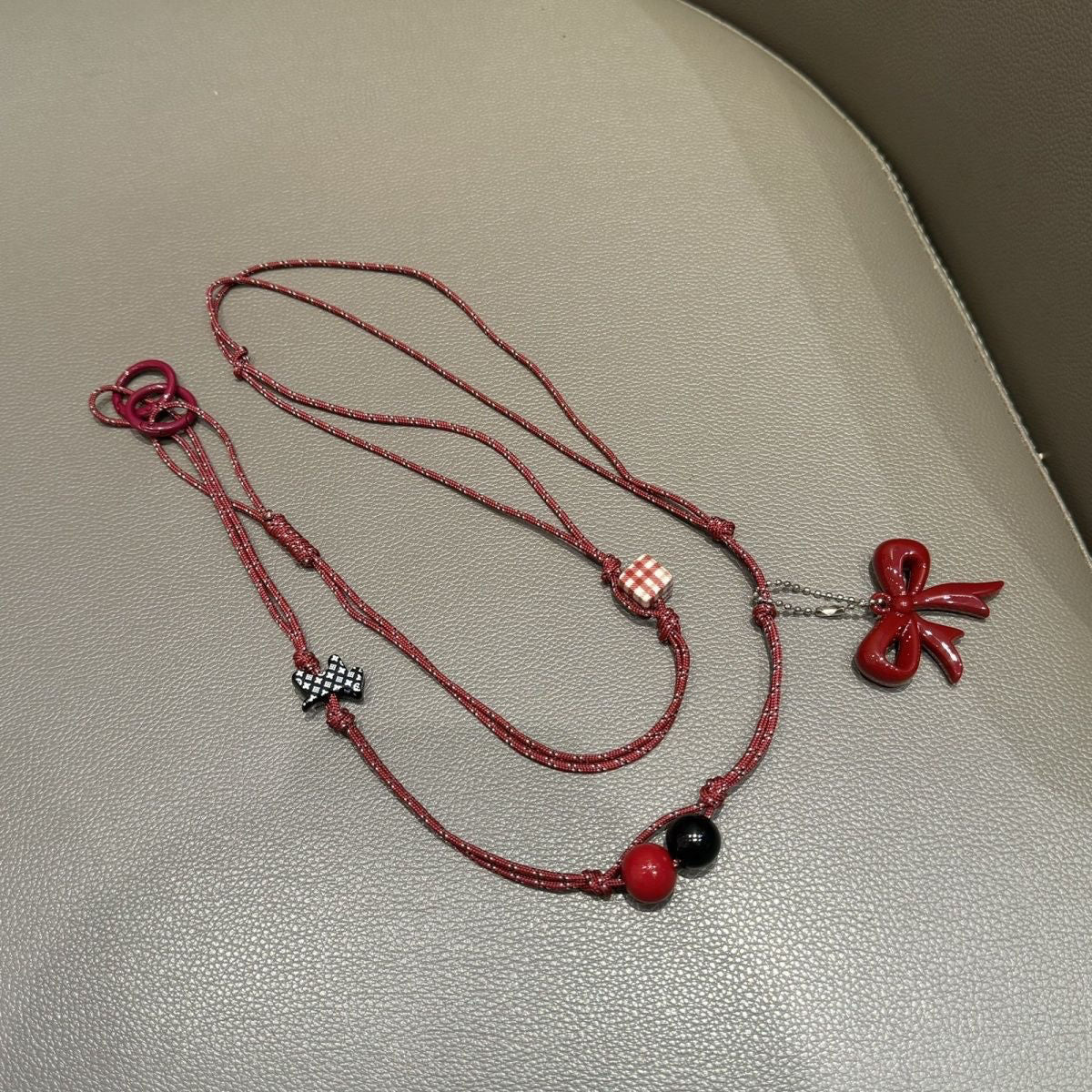 Verspielter Perlen Charm Brillenhalter Brehn