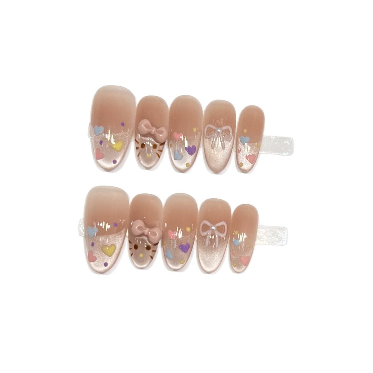 Dekorativer Press-On Nail Set mit bunten Herz- und Schleifendekoren Brehn