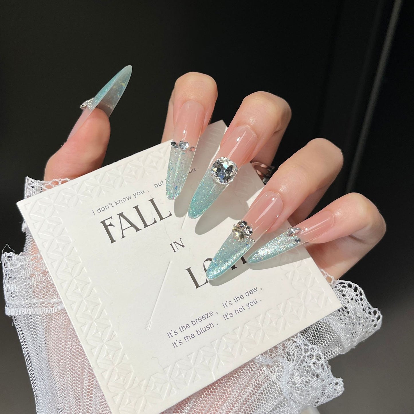 Glamouröse kristallverzierte Stiletto Press-On-Nagelerweiterungen Brehn
