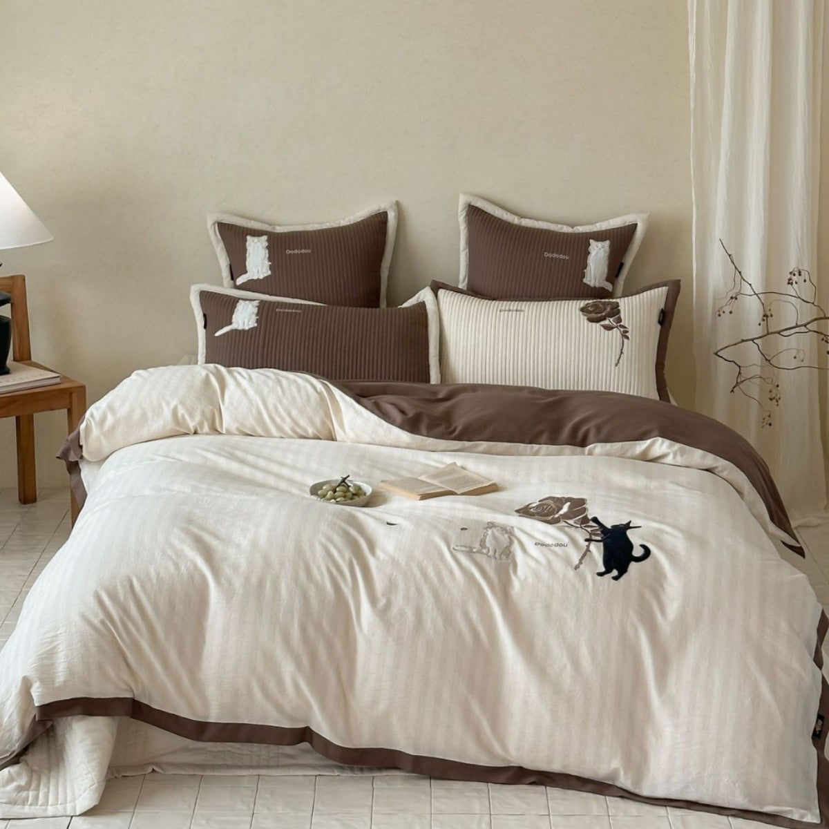 gestreiftes Baumwoll-Bettwäsche-Set mit bestickten Teddybär-Applikationen und Knopfverschluss