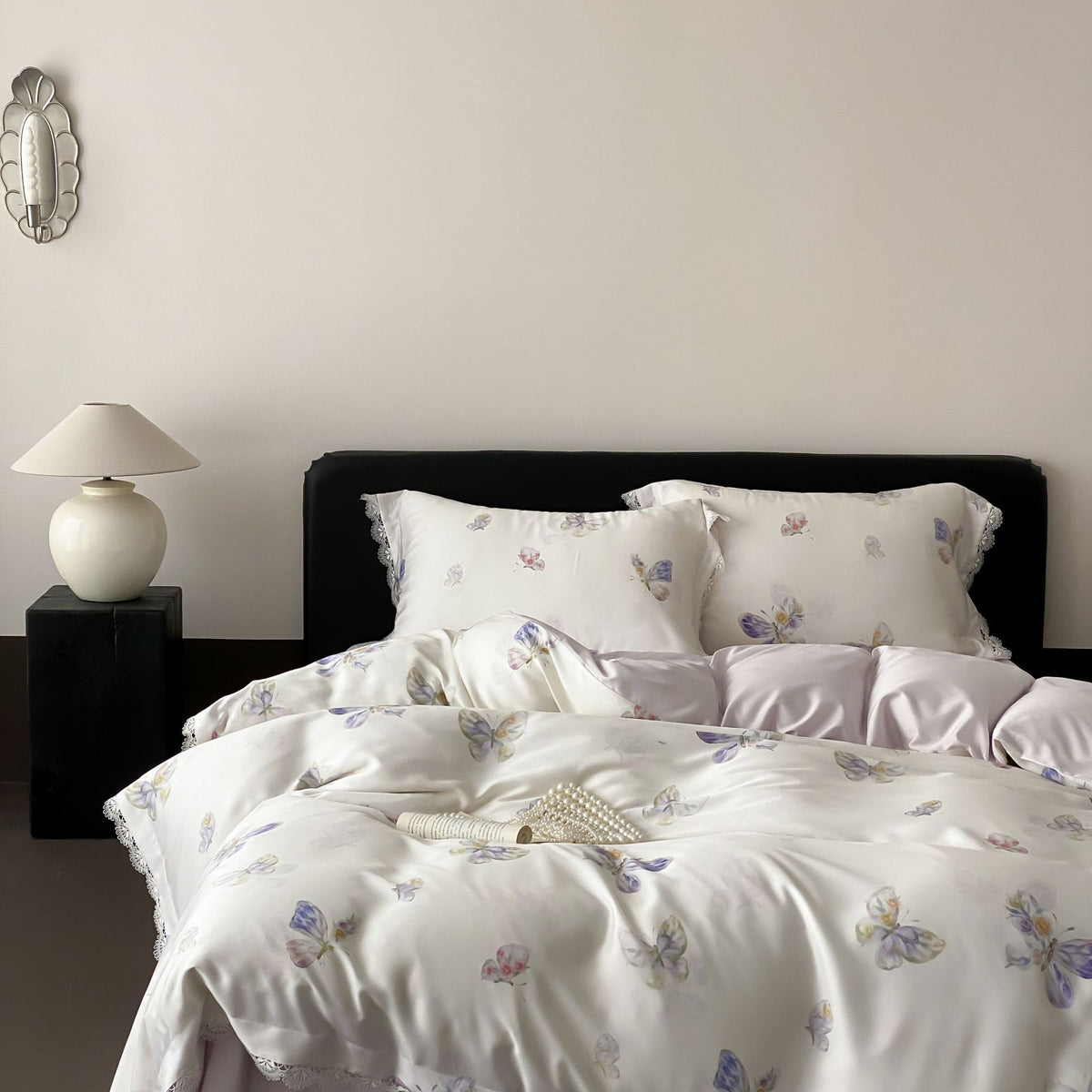 Luxus-Satin-Bettwäsche-Set mit floraler Seidenoptik und Spitzenbesatz