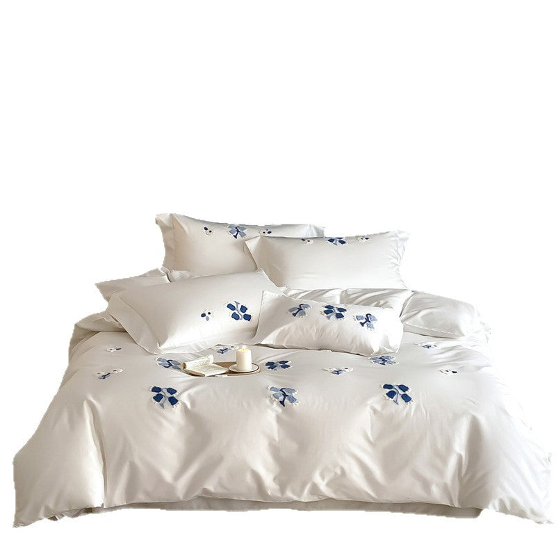 Bestickte Baumwollsatin-Bettwäsche-Garnitur mit dezenten blauen Blumenmotiven