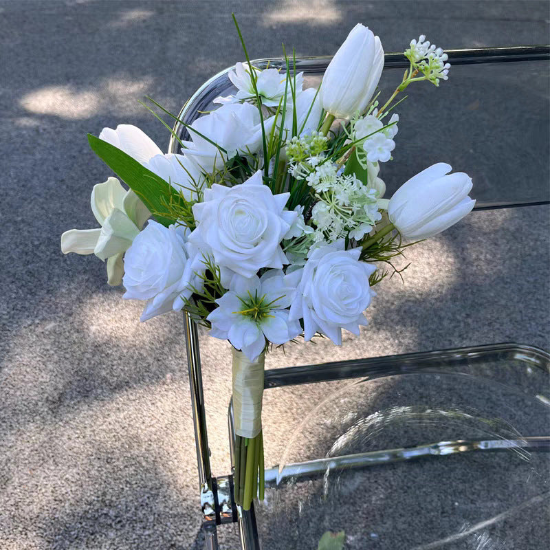 Künstlicher Blumenstrauß mit tropischem Grün