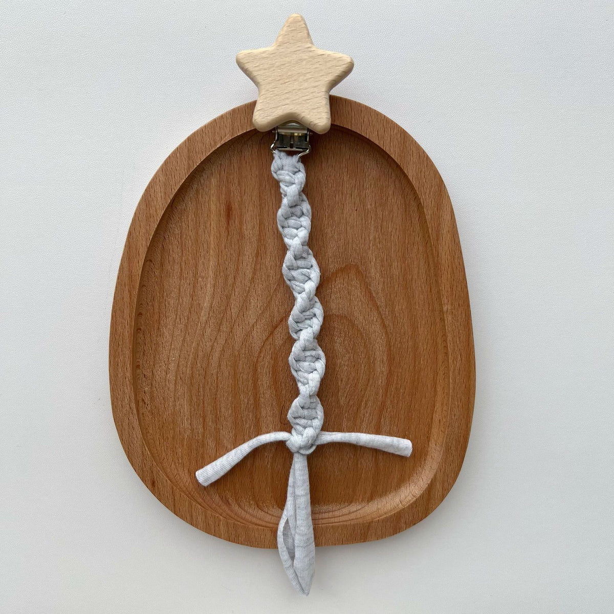 Holzstern Schnullerclip mit geflochtenem Baumwollriemen