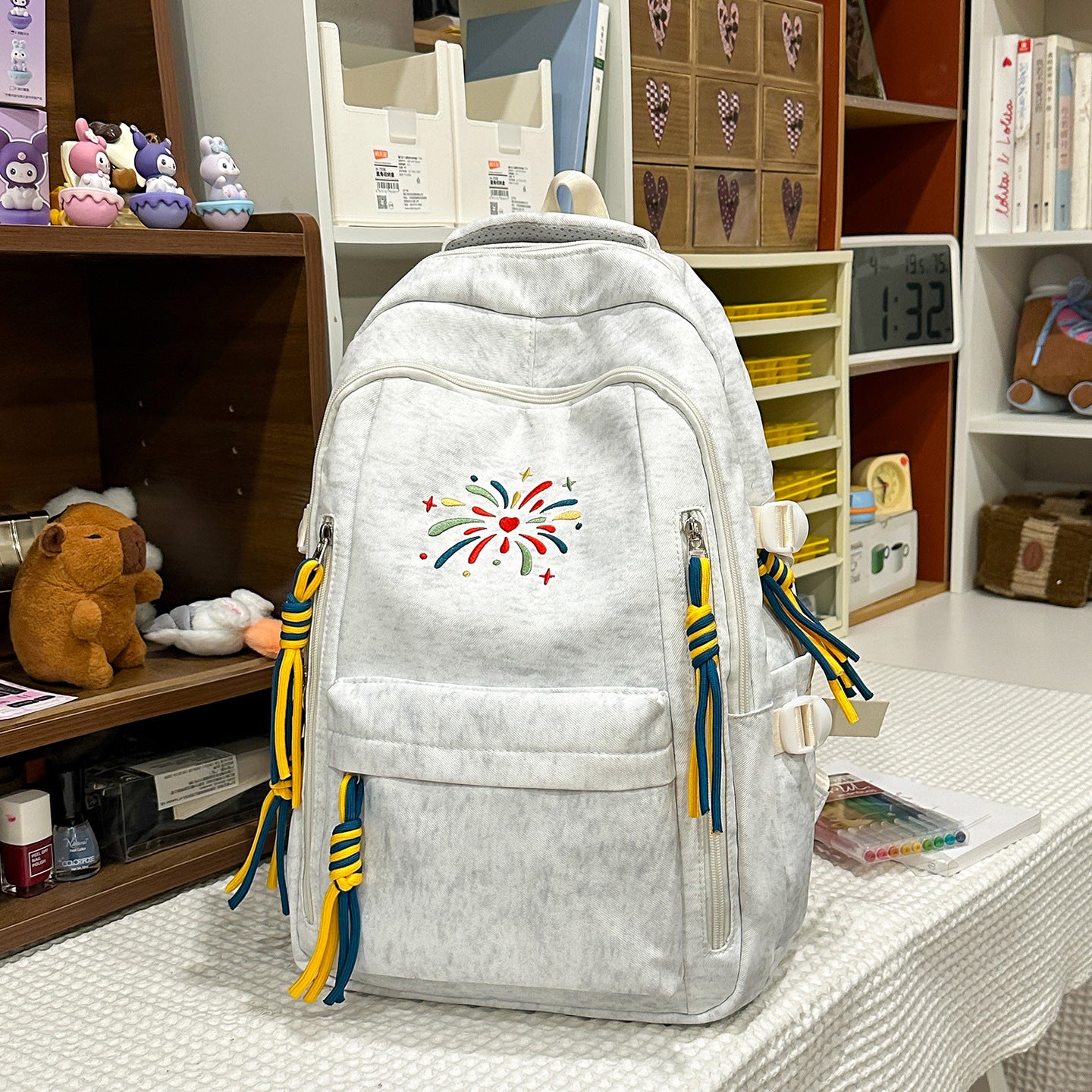 Rucksack mit Bunten Verzierungen und Innovativen Fächern Brehn