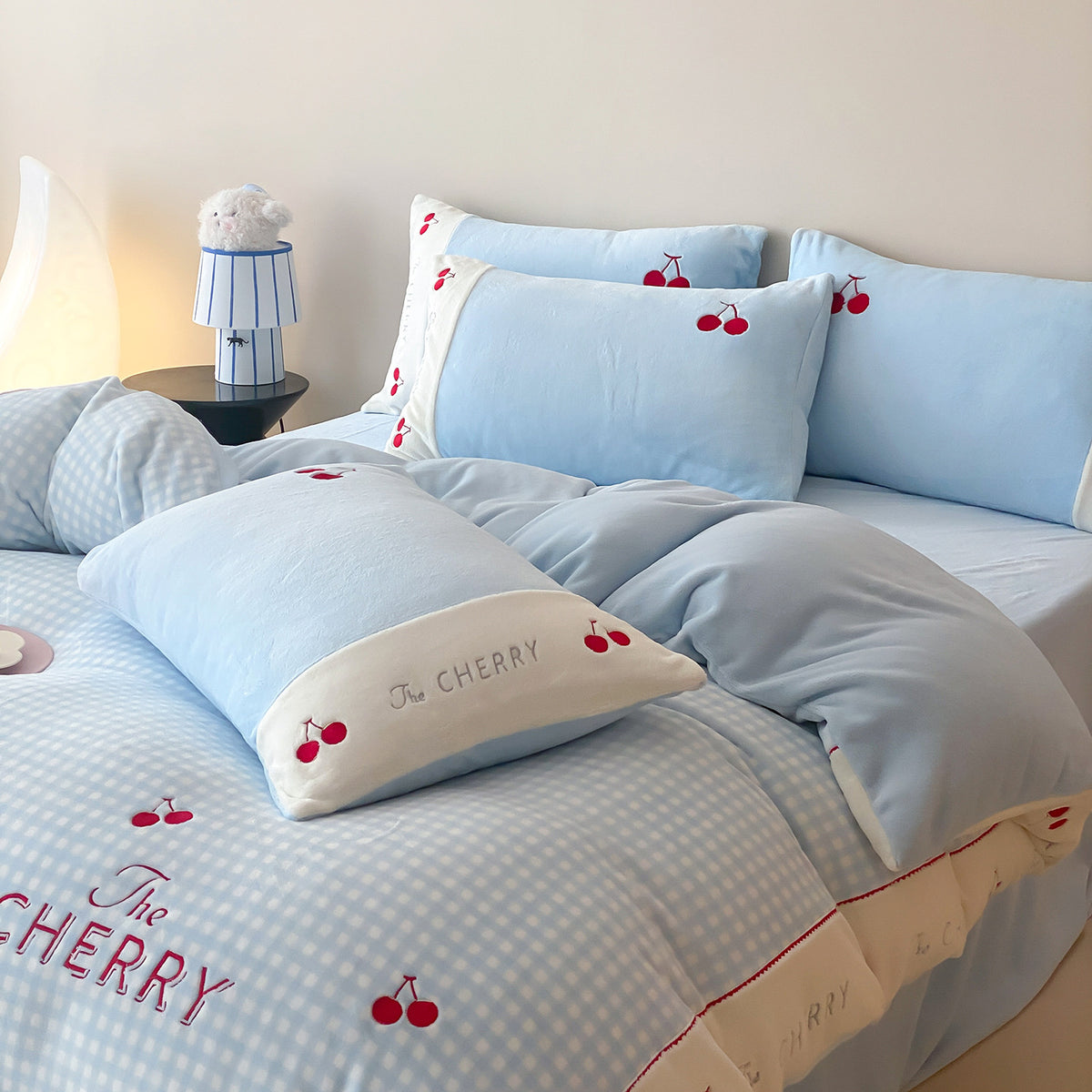 Bettwäsche-Garnitur mit Gingham-Karo und Kirsche-Stickerei