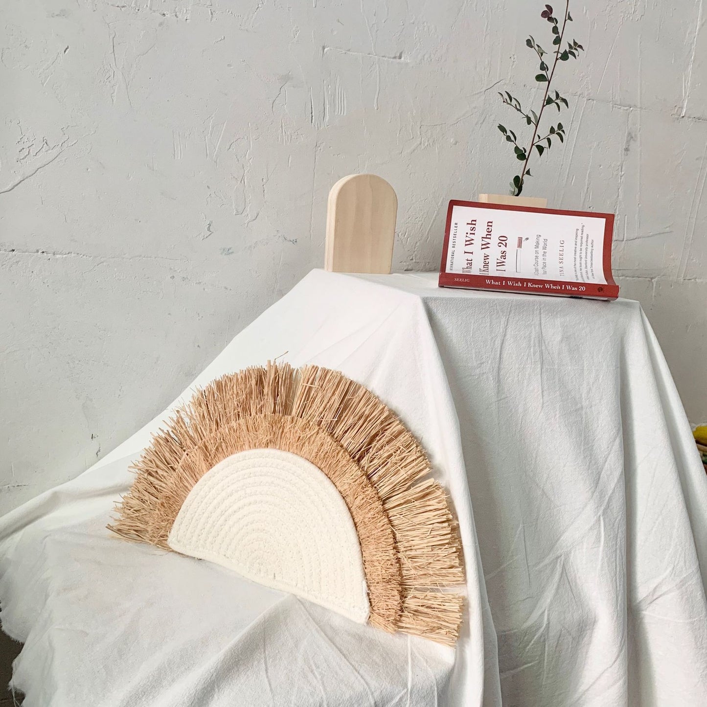 Dekorativer Wandschmuck mit Kunstfaser und Holzperlen Brehn