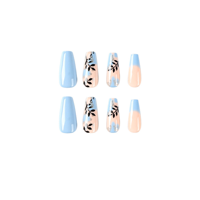 Kunstvolle Nagelkunst mit floralen Designs und Glitzer Brehn