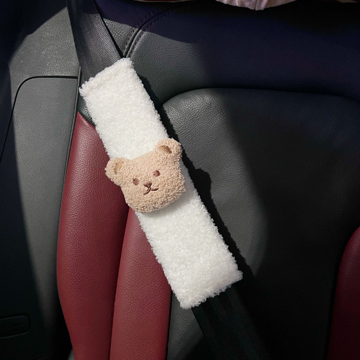 Sherpa-futterte Sicherheitsgurt-Komforthülse mit Teddy-Kopf-Akzent