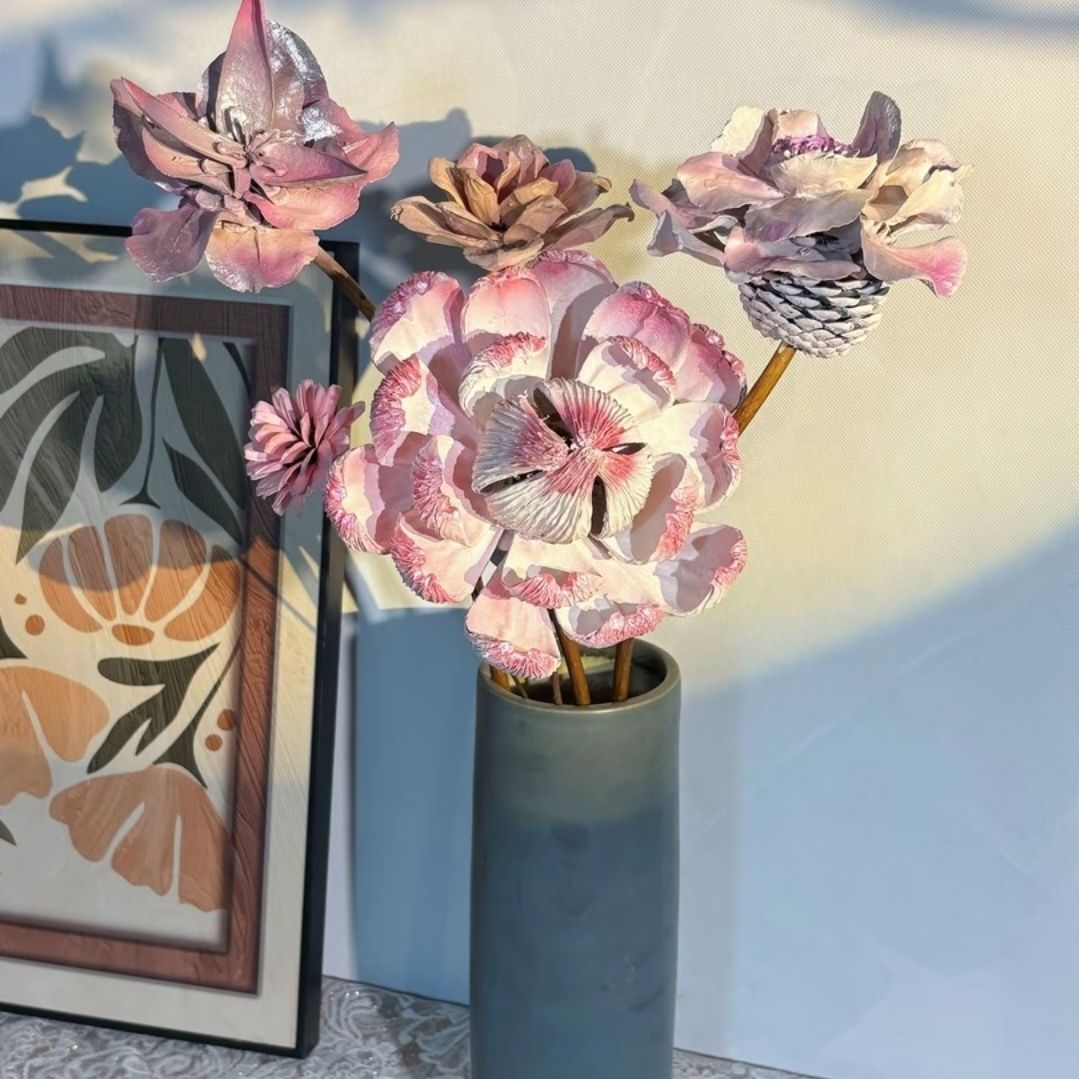 Dekorative handgefertigte Blumenarrangement