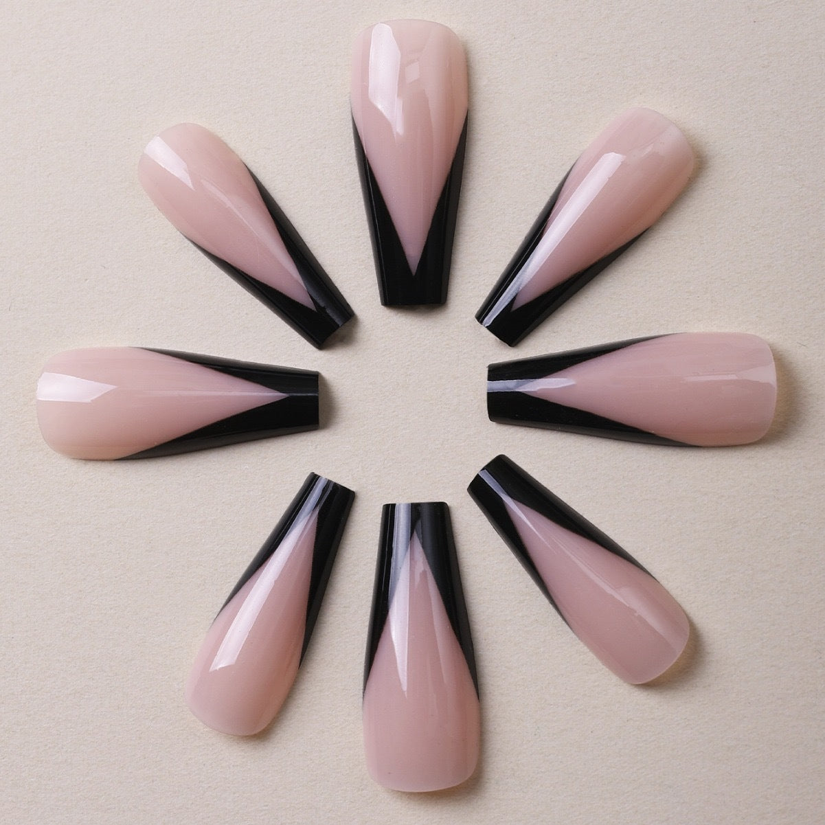 Kunstnagelset mit eleganten Spitzenakzenten Brehn
