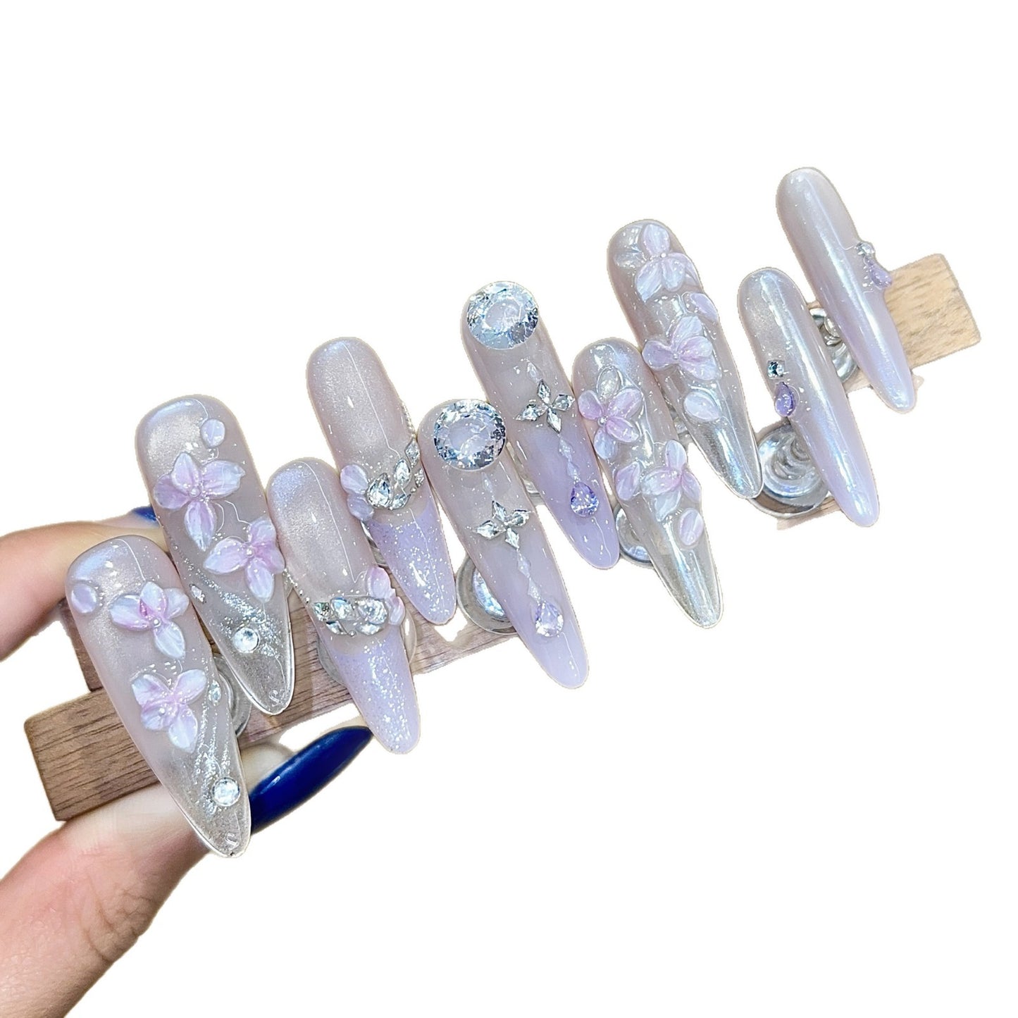 Kunstnägel mit Filigranem Blumendesign und Glitzerakzenten Brehn