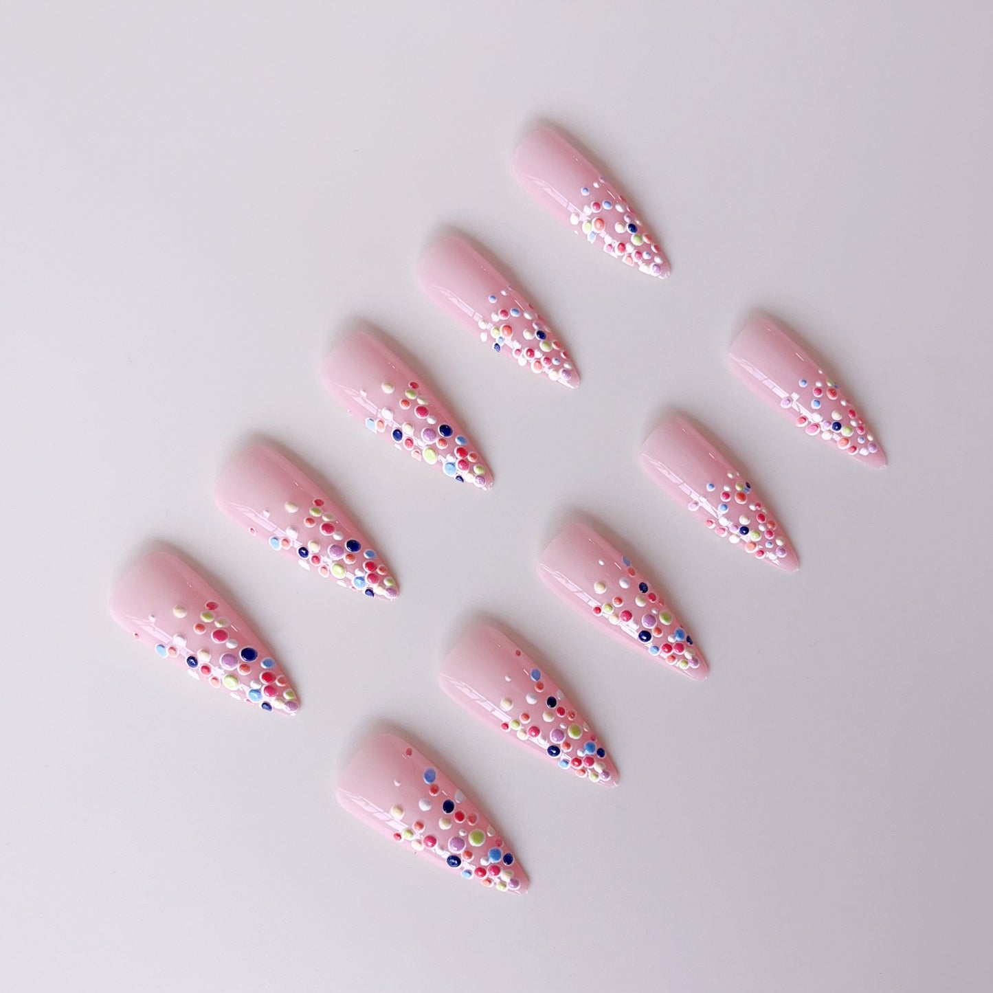 Kunstnagelset mit bunten Glitzerpunkten und eleganten Spitzen Brehn