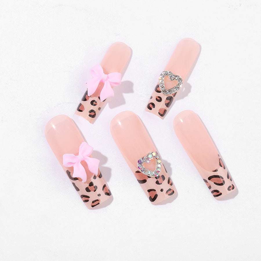 Künstlerisches Press-On-Nagel-Set mit charmanten Leopard- und Schleifenddesigns Brehn