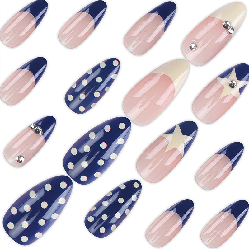 Künstlerisches Nageldesign mit Sternen- und Punkteakzenten Brehn