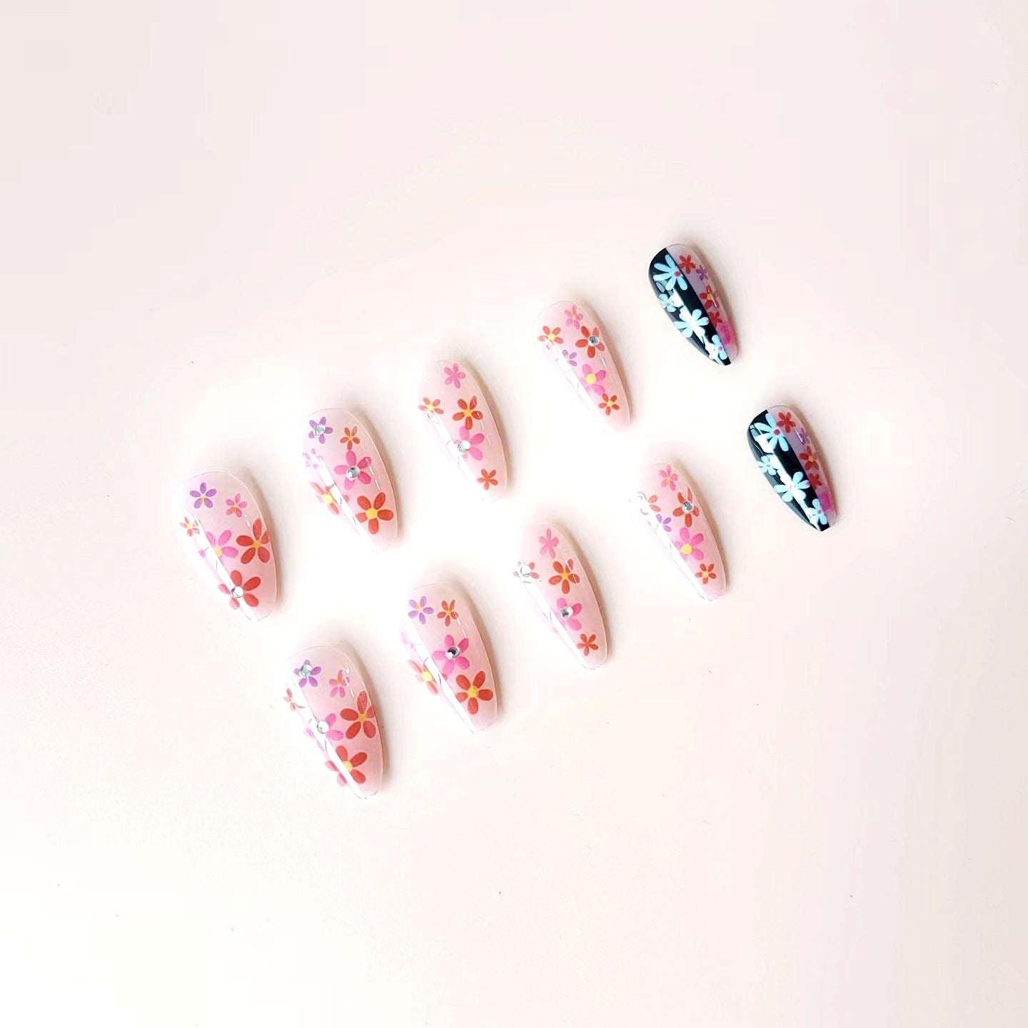 Kunstnagelset mit blumigen 3D-Verzierungen und Glitzer-Akzenten Brehn