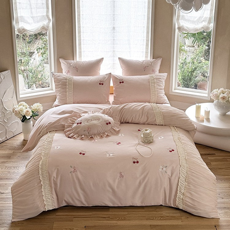 Luxuriöses Satin-Bettwäsche-Set mit gerafftem Volant, Kirschstickerei und Zierkissen