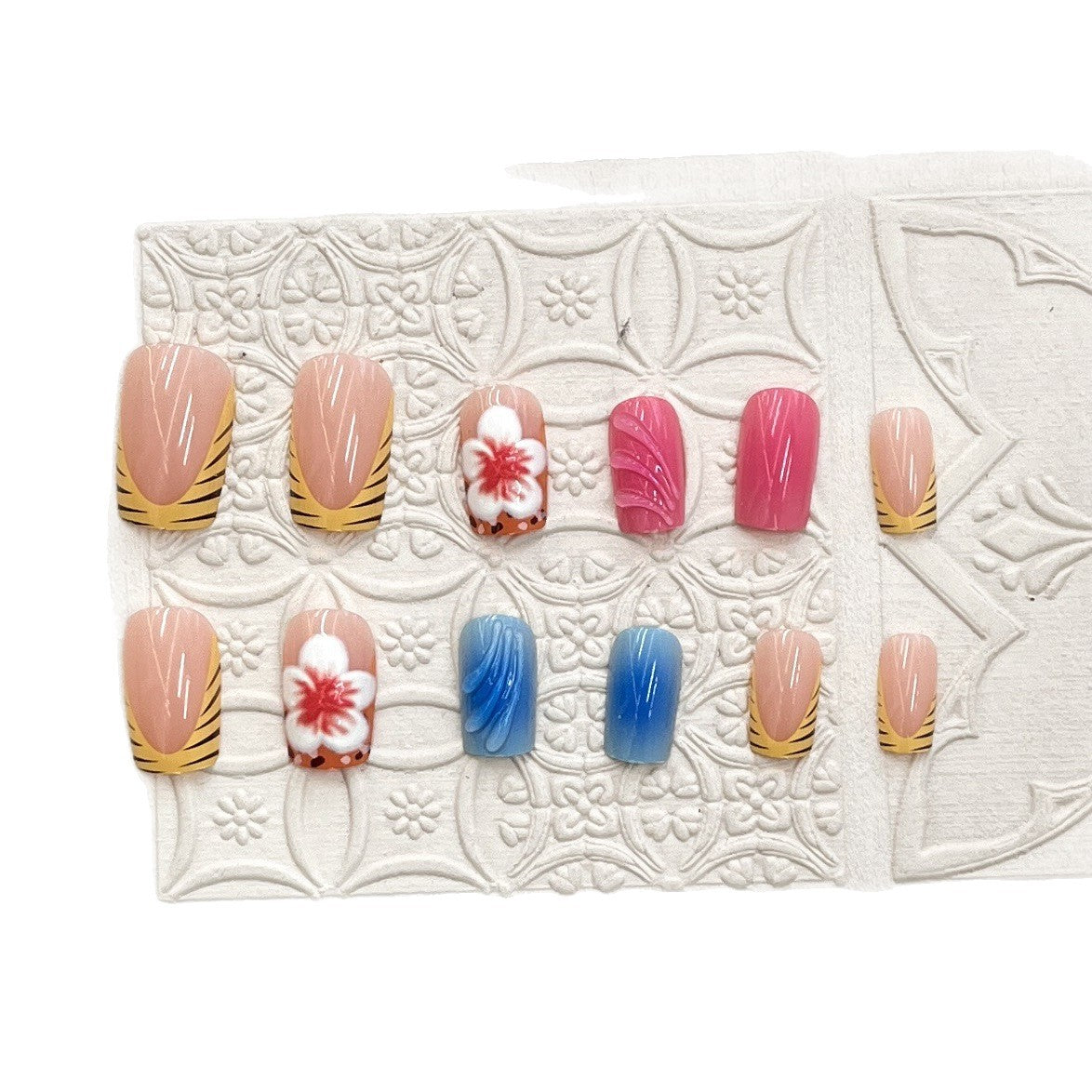 Künstlerisches Press-On-Nagelset mit floralen und Wellenmotiven Brehn