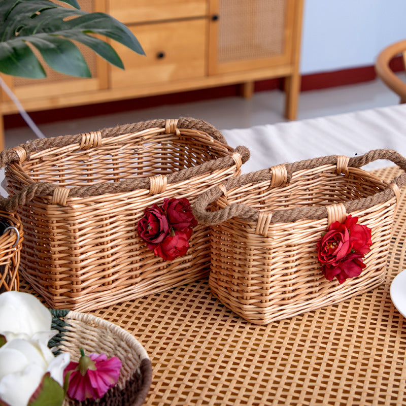 Korbt mit dekorativer Blumenverzierung