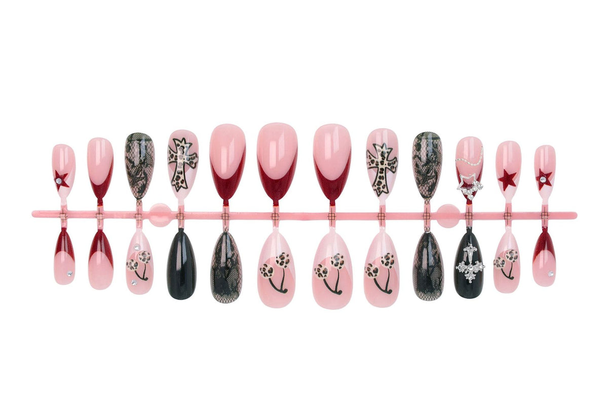 Kunstnagelset mit glamourösen Designs und hochwertigen Verzierungen Brehn