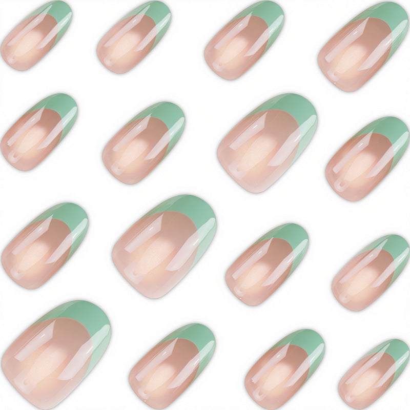 Stylisches Press-On-Nagelset mit French Tip Design Brehn