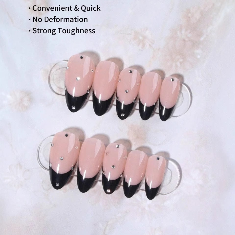 Kunstnagelspitzen mit elegantem französischem Design und Glamourösen Details Brehn