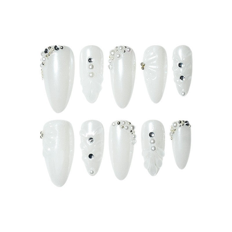 Elegante Stiletto-Nagelverzierungen mit dekorativen Perlen Brehn