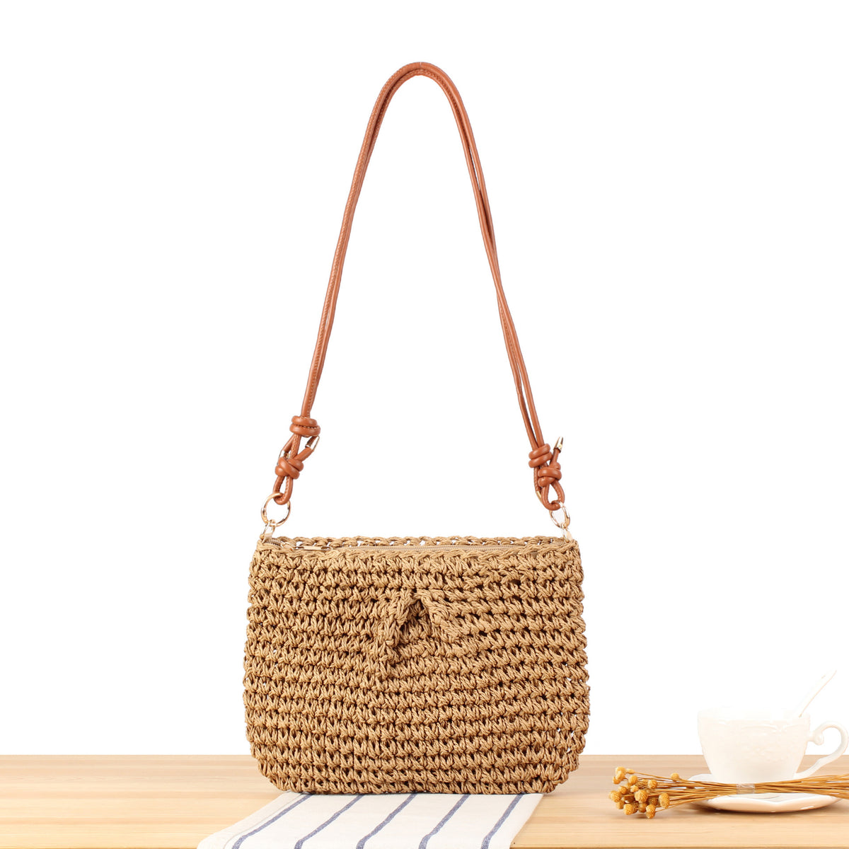 Handtasche Aus Geflochtenem Naturmaterial mit Elegantem Knopfverschluss Brehn