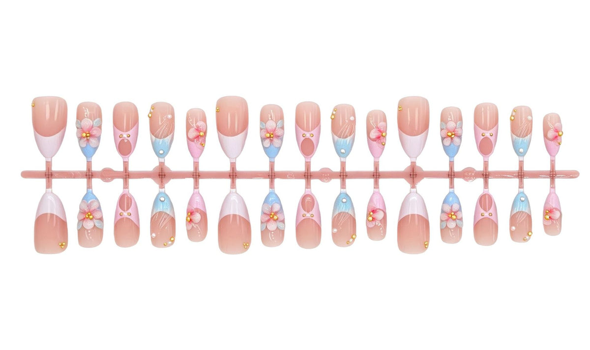 Kunstnagelset mit romantischen Blütenmotiven und eleganten Akzenten Brehn