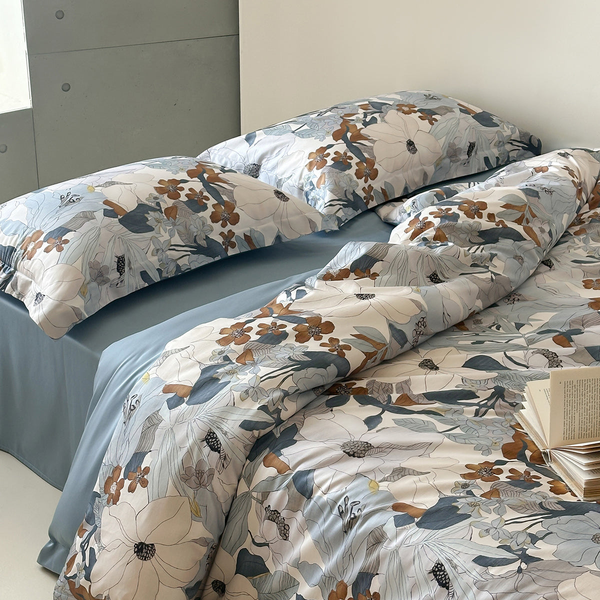 Baumwollsatin-Bettwäschegarnitur mit skizzenhaftem Blumenprint und Wende-Satin