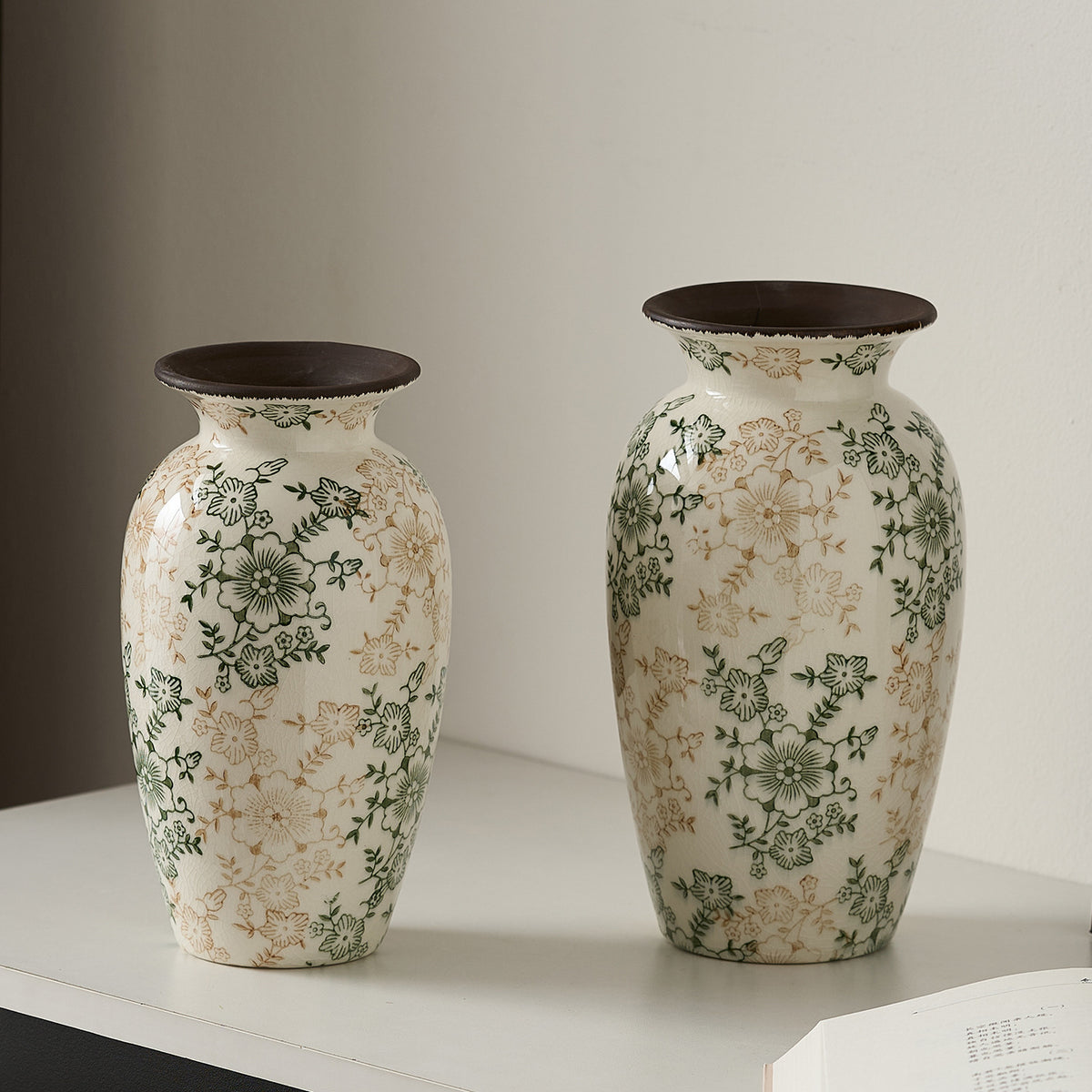 Dekorative Porzellanvase mit floralem Design Brehn
