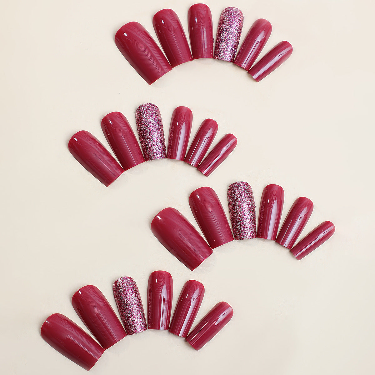 Dekorativer Press-on-Nagelsatz mit glitzernden und klassischen Designs Brehn